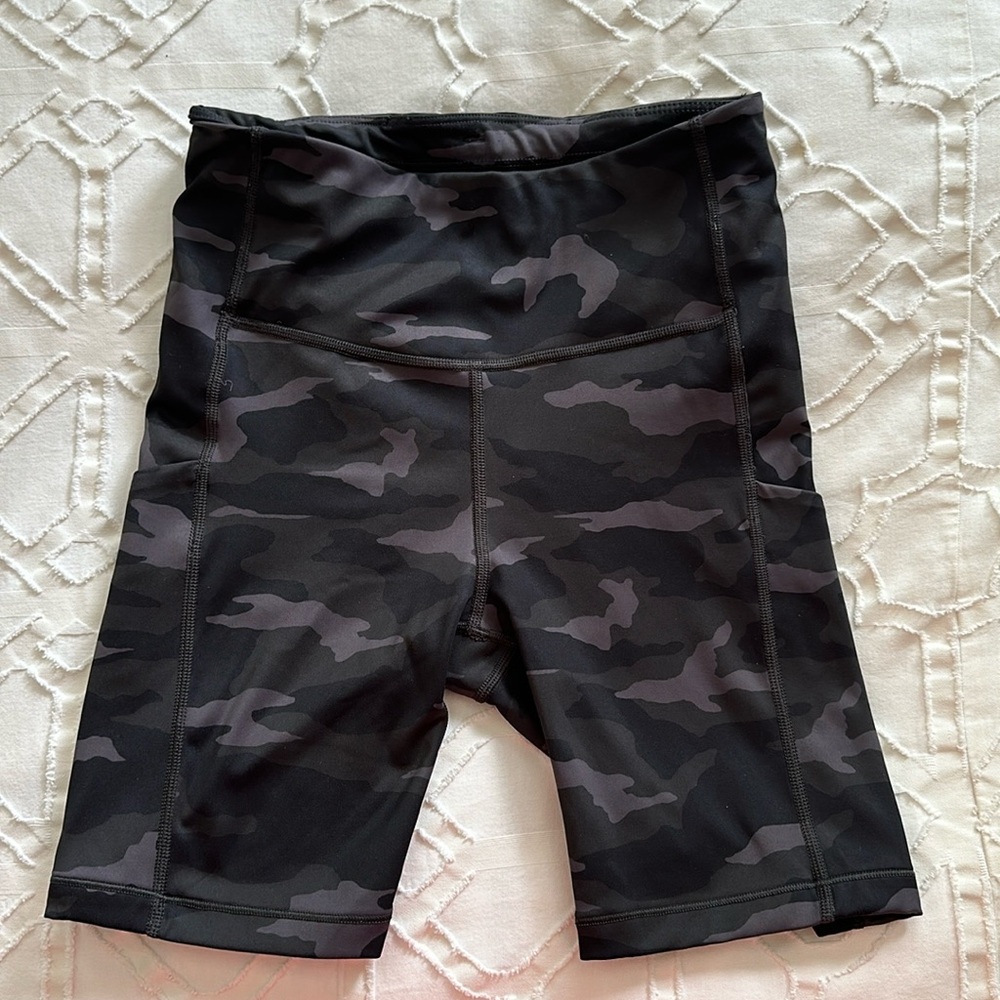 Athleta ultimately stash pocket camo 7” short